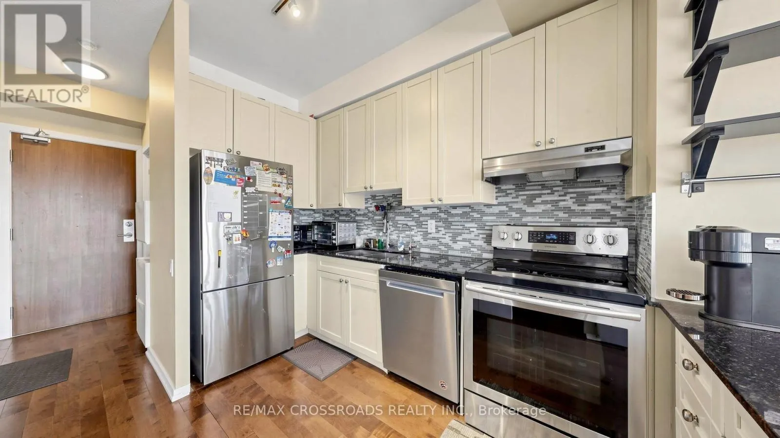 606 - 30 CANTERBURY PLACE