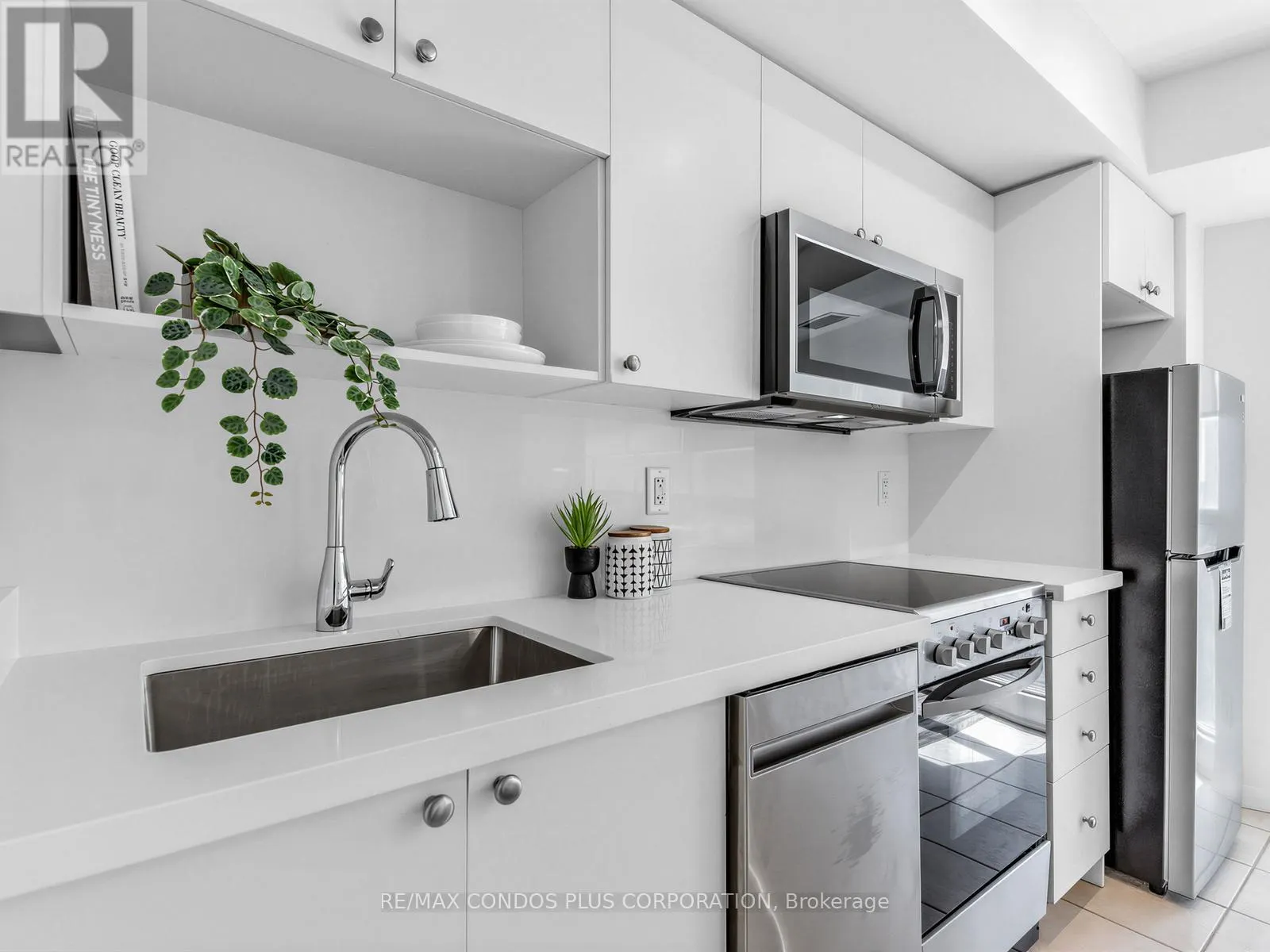 1012 - 18 YONGE STREET