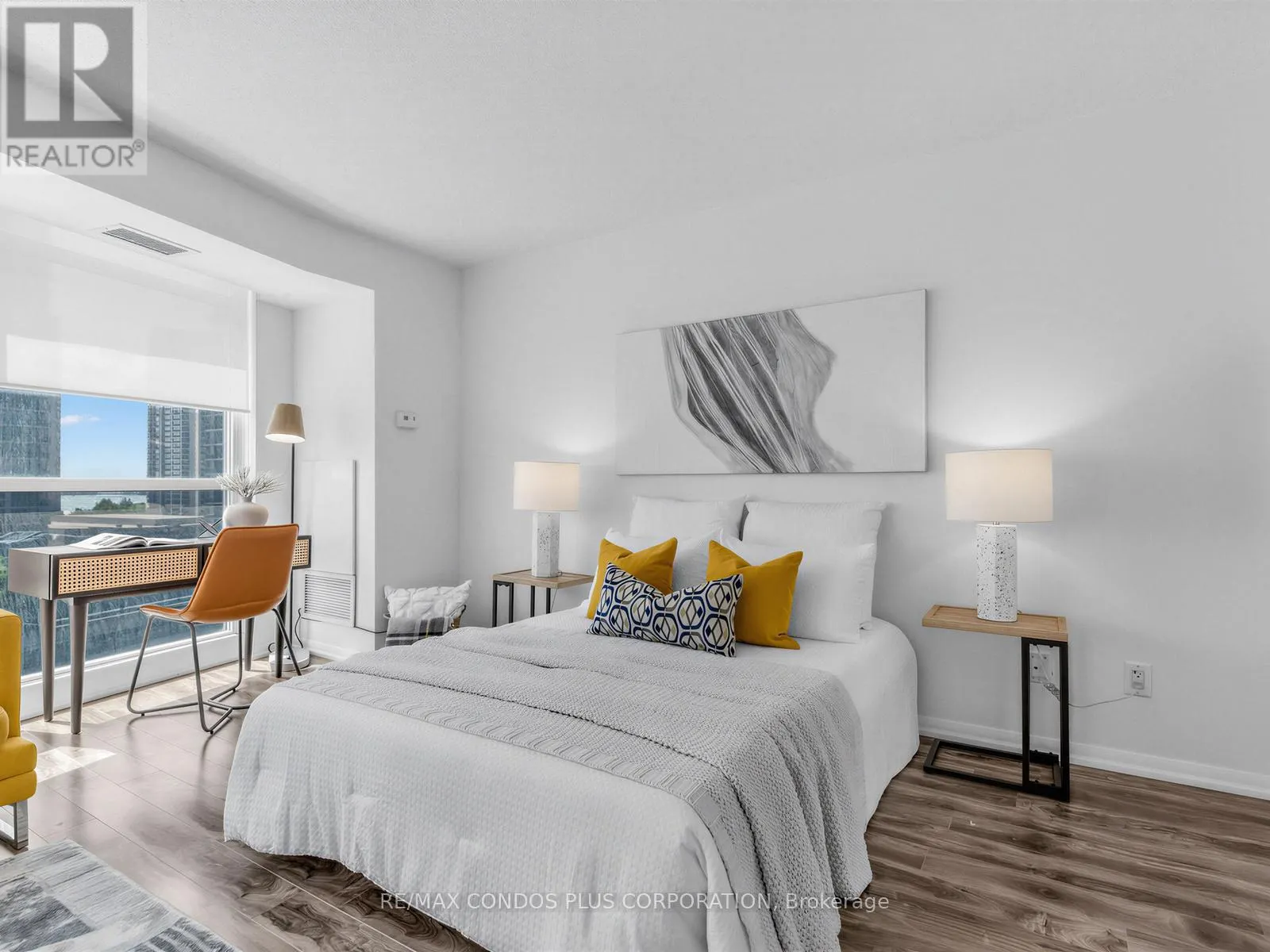 1012 - 18 YONGE STREET