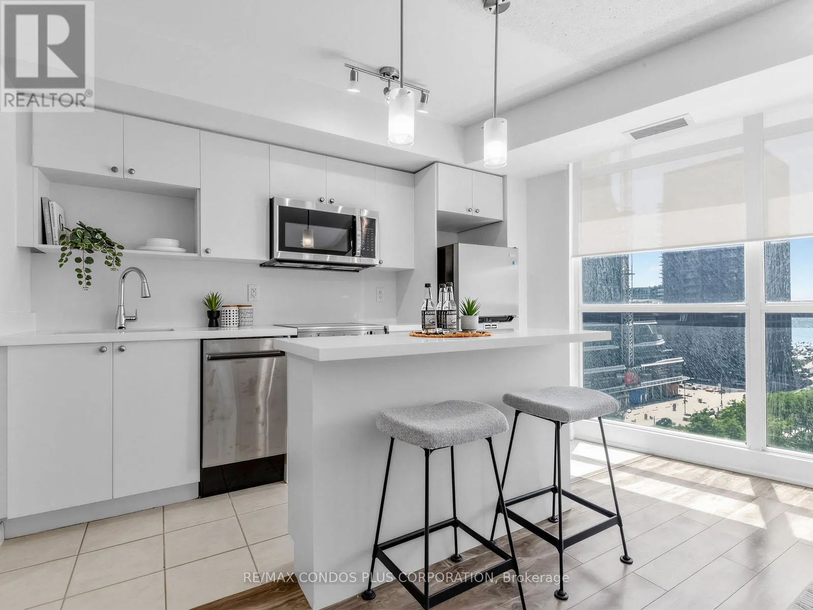 1012 - 18 YONGE STREET