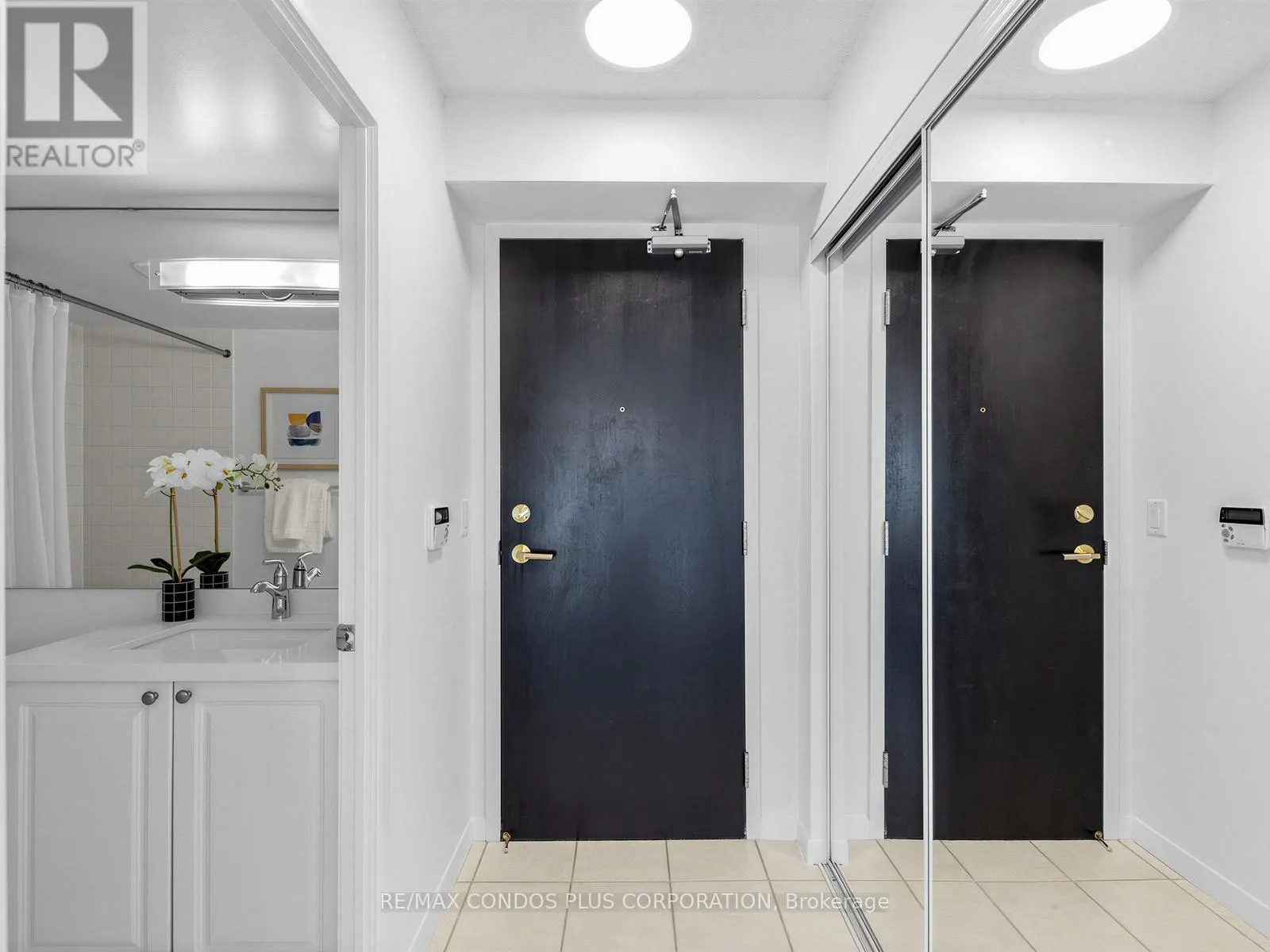 1012 - 18 YONGE STREET