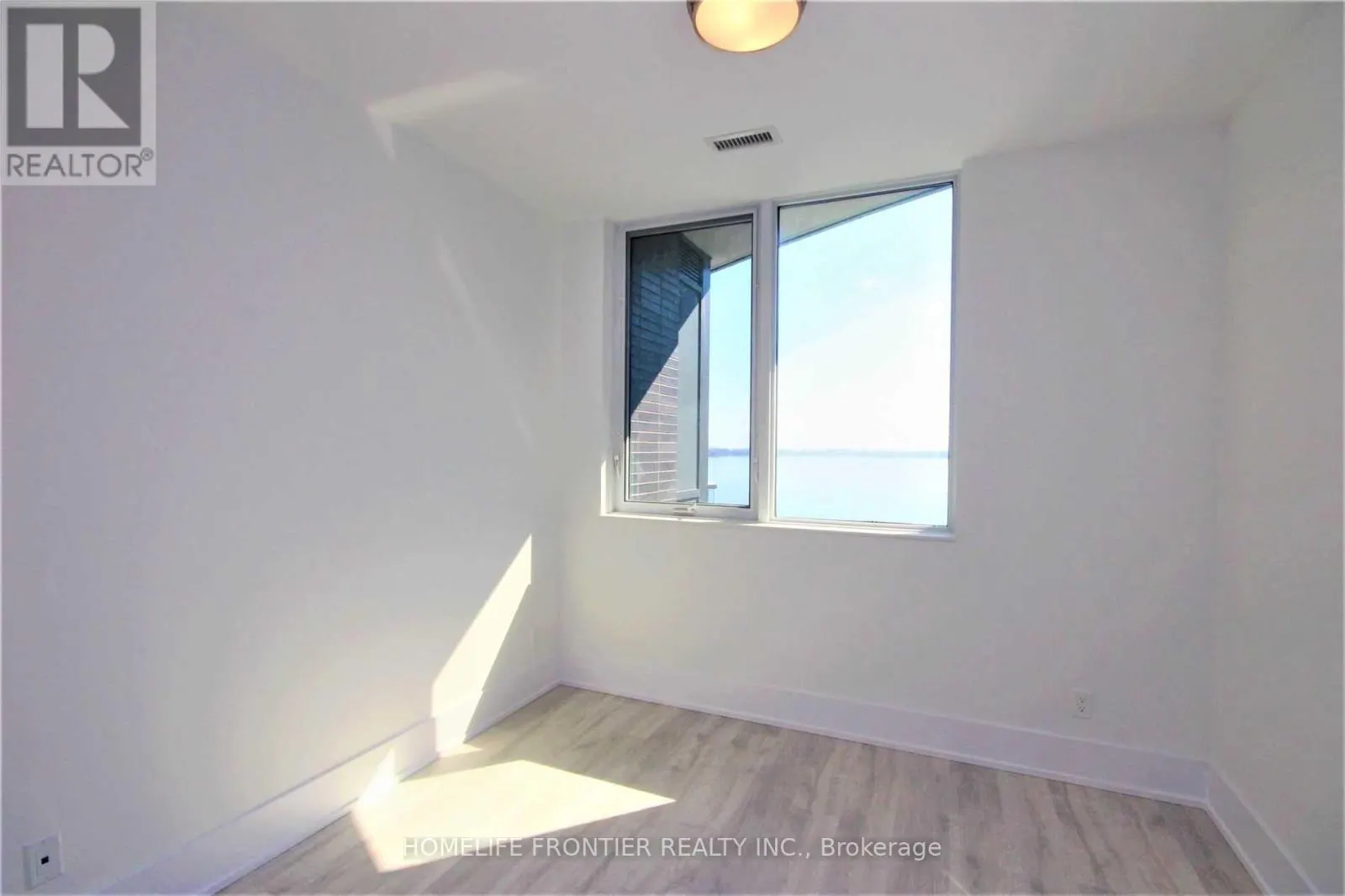 912 - 1 EDGEWATER DRIVE