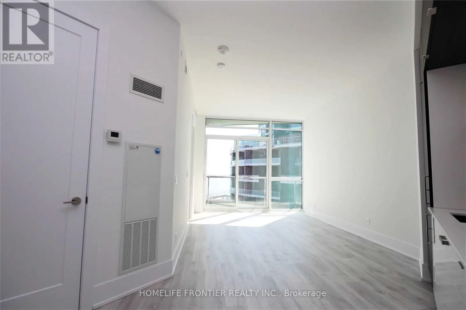 912 - 1 EDGEWATER DRIVE