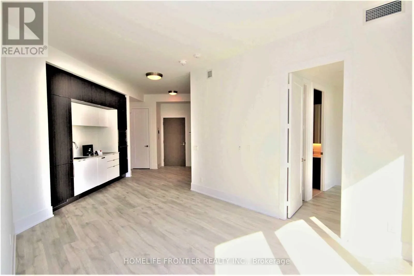912 - 1 EDGEWATER DRIVE