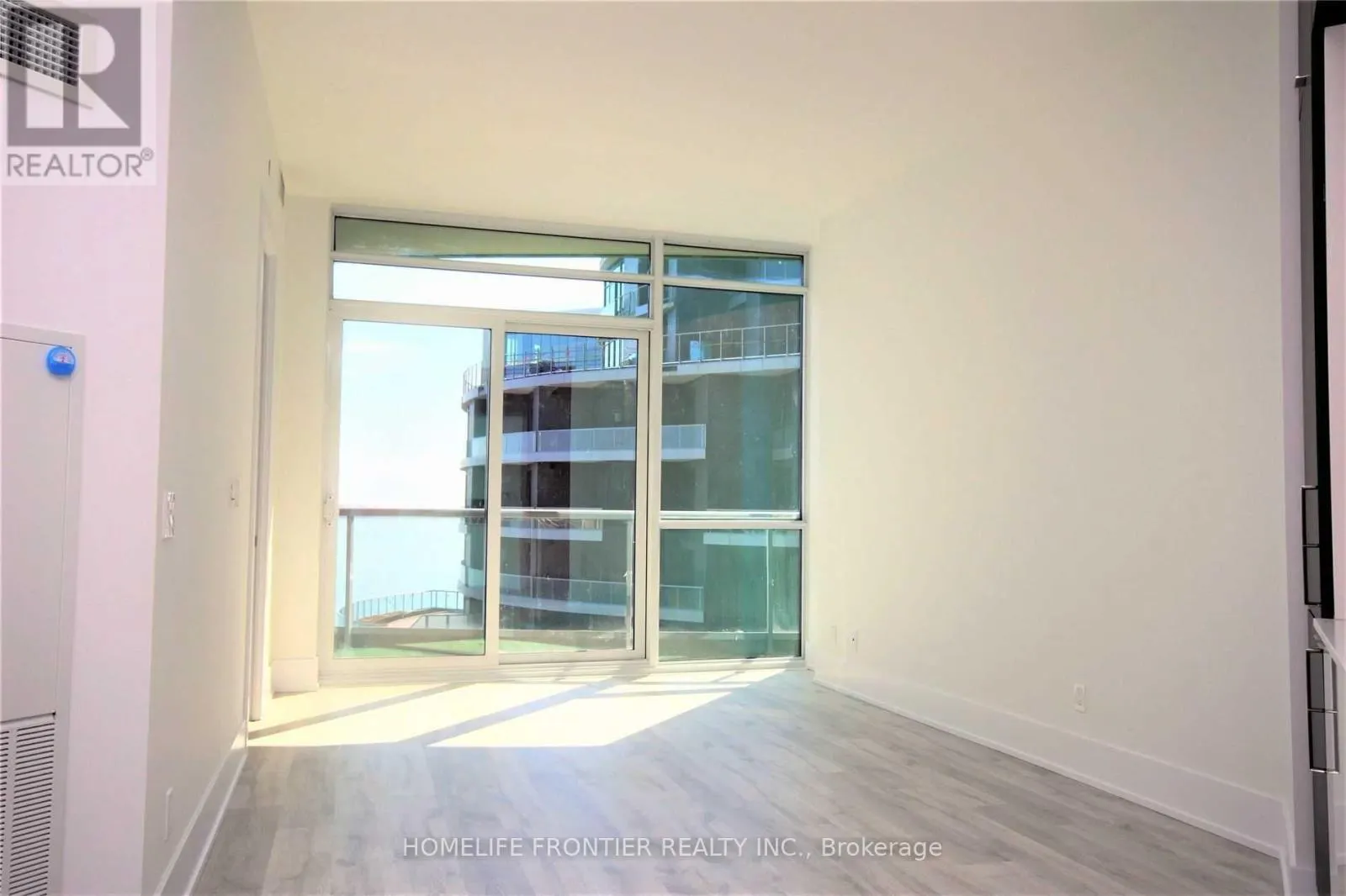 912 - 1 EDGEWATER DRIVE