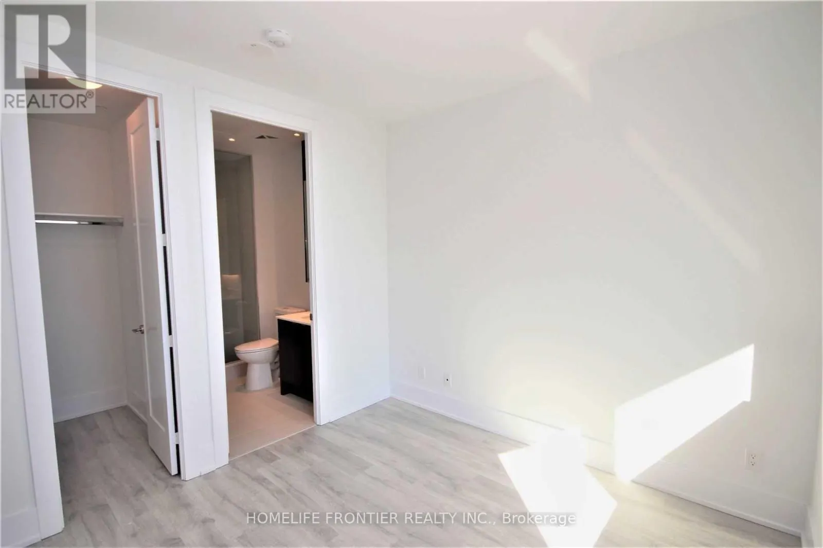 912 - 1 EDGEWATER DRIVE