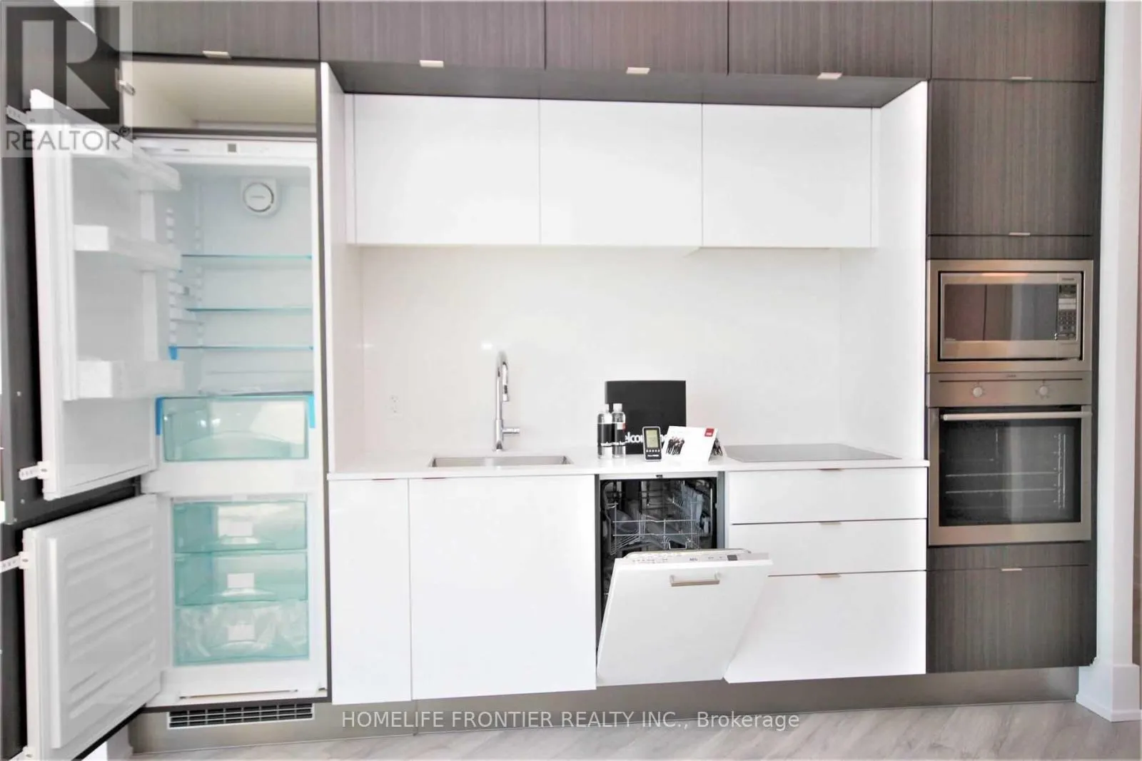 912 - 1 EDGEWATER DRIVE