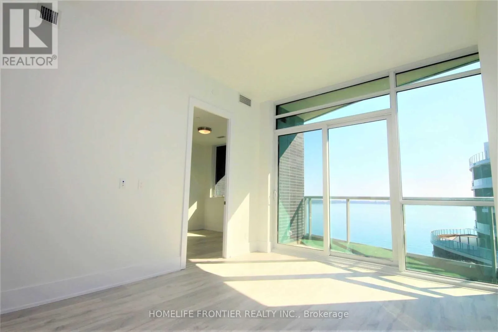 912 - 1 EDGEWATER DRIVE