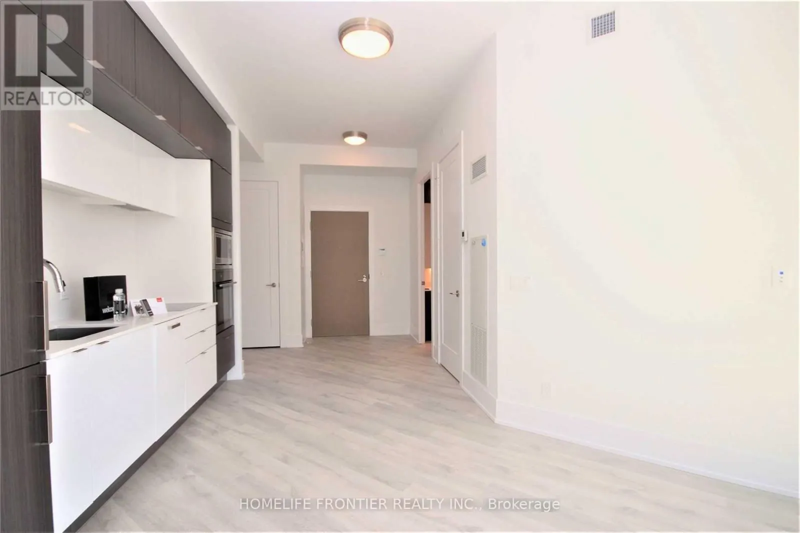 912 - 1 EDGEWATER DRIVE