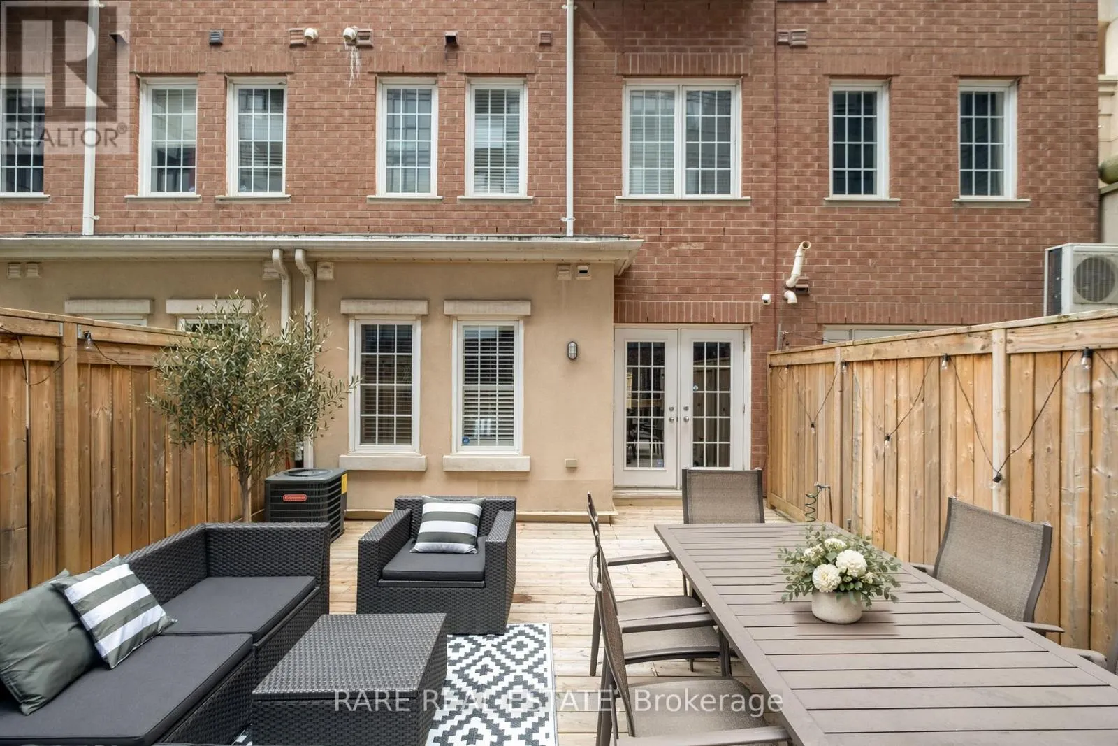 21 - 11 NIAGARA STREET