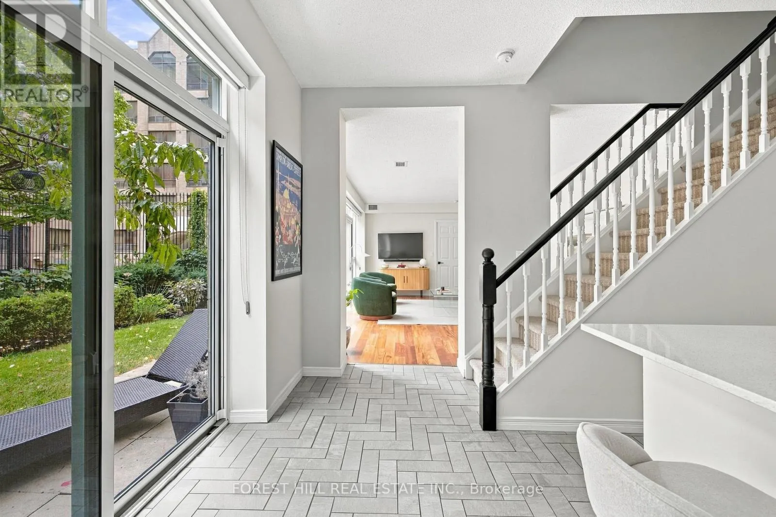 229 - 109 FRONT STREET E