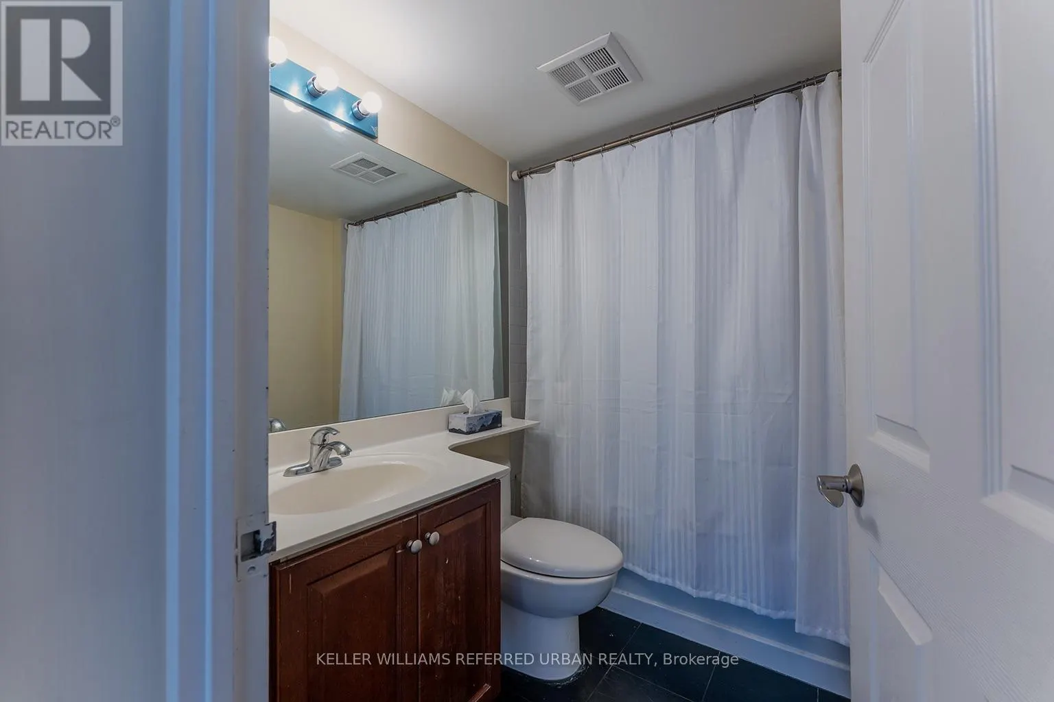 304 - 230 KING STREET E