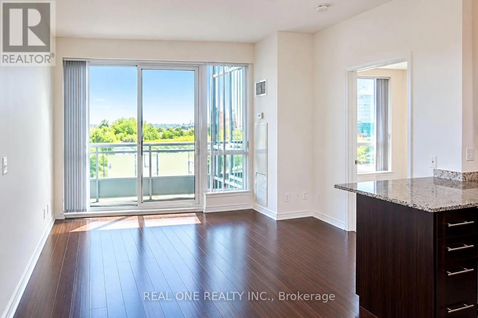 302 - 18 HOLMES AVENUE