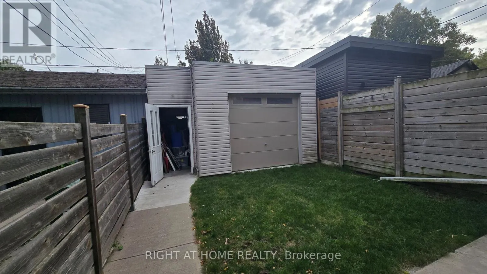 261 GRACE STREET