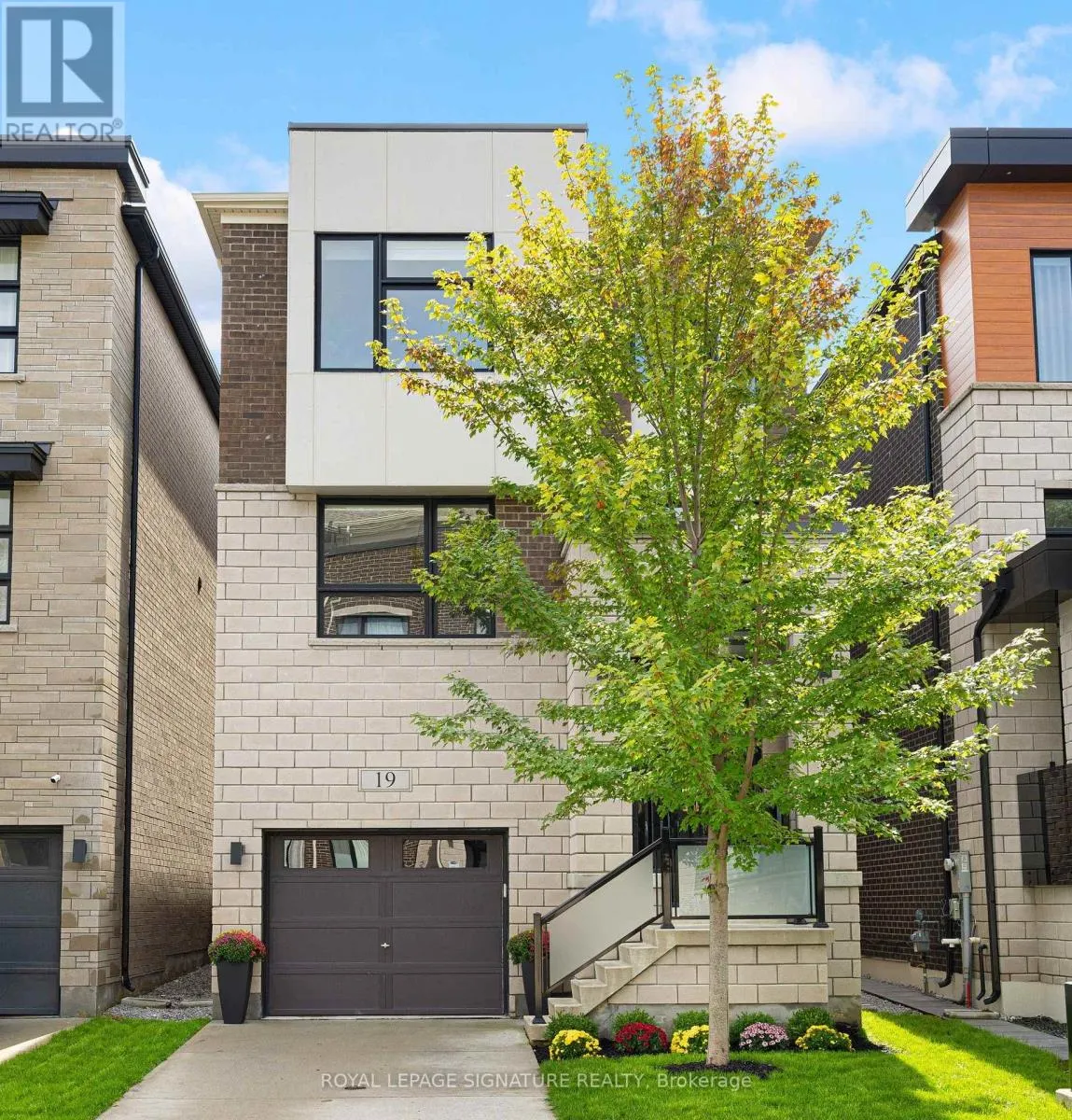 19 HOLLYHOCK COURT