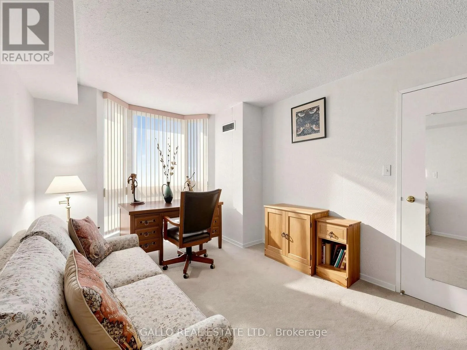 203 - 10 KENNETH AVENUE