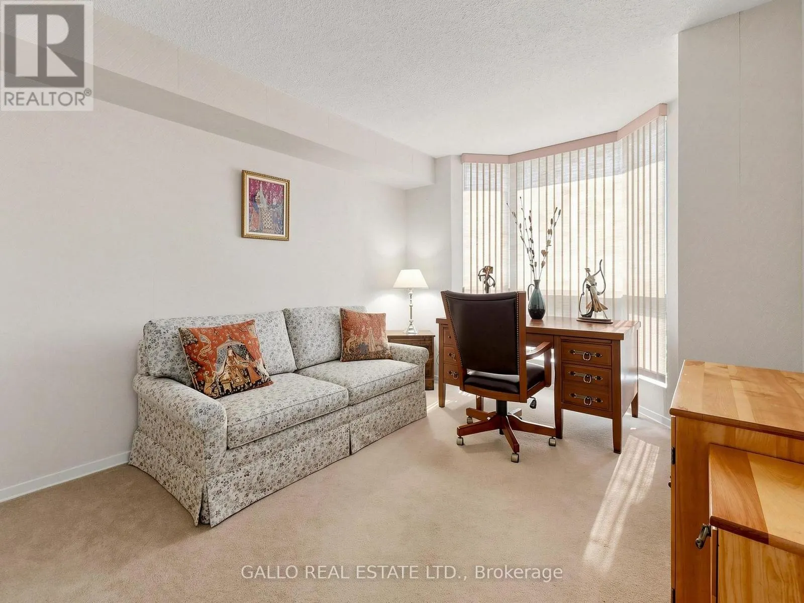 203 - 10 KENNETH AVENUE