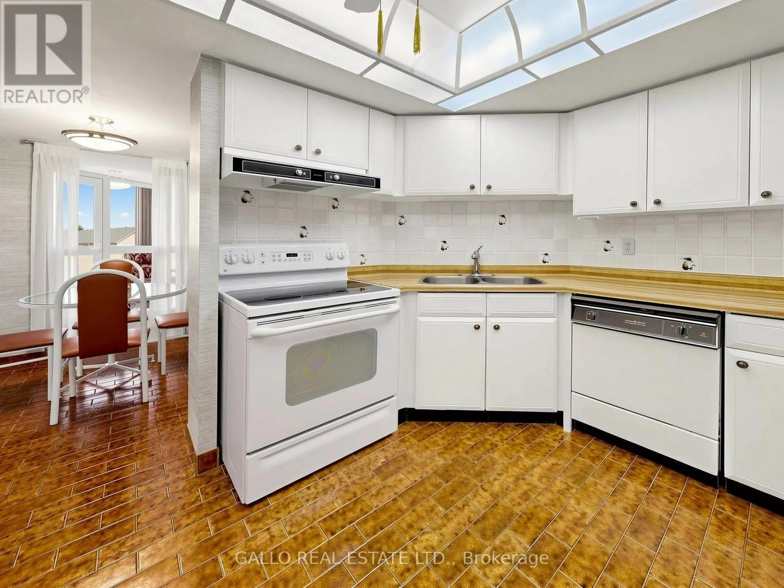 203 - 10 KENNETH AVENUE