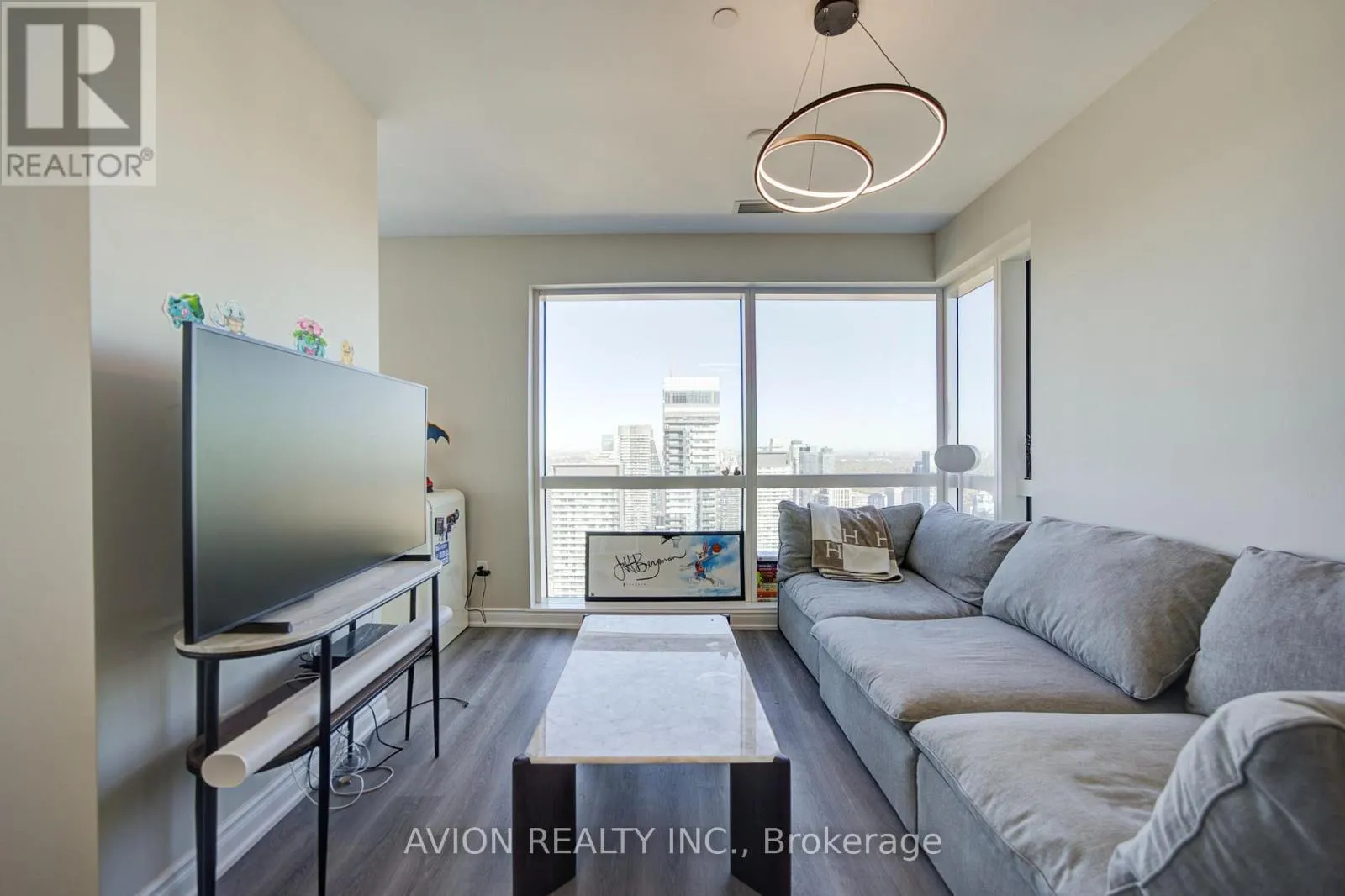 5716 - 386 YONGE STREET