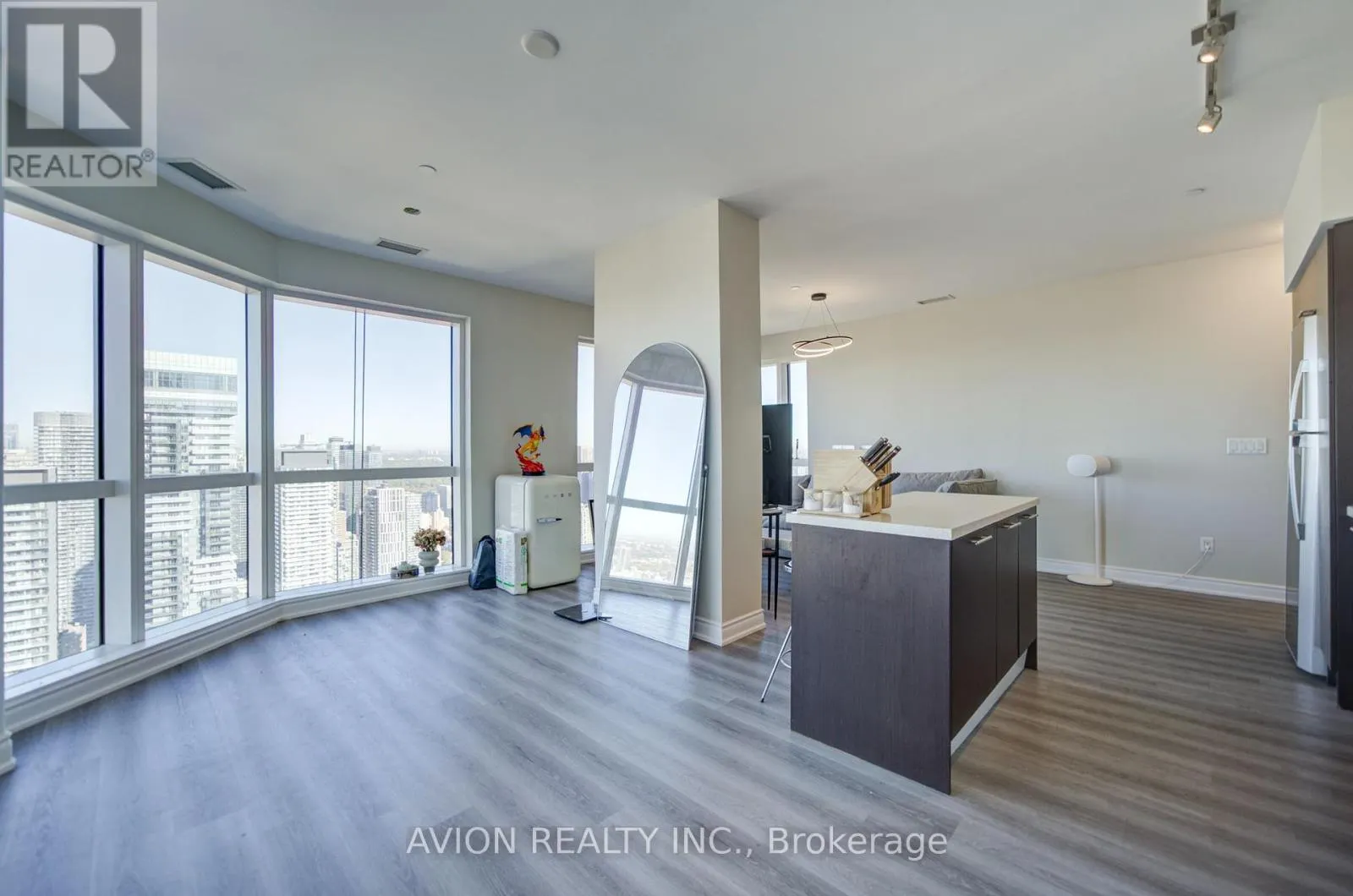 5716 - 386 YONGE STREET