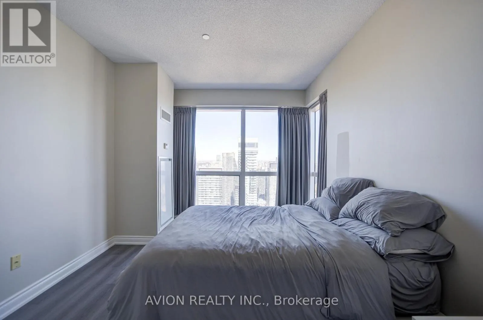 5716 - 386 YONGE STREET