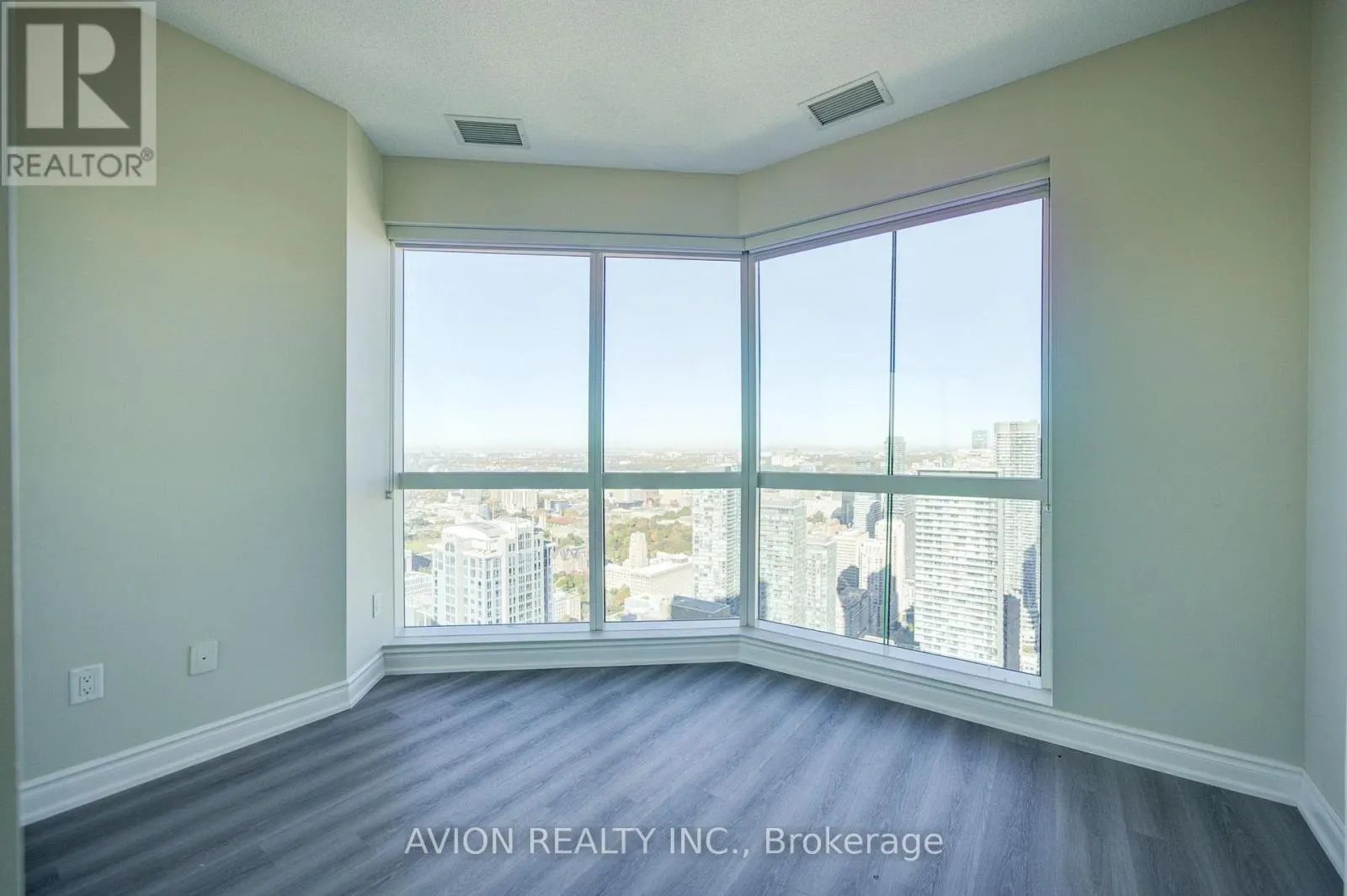 5716 - 386 YONGE STREET