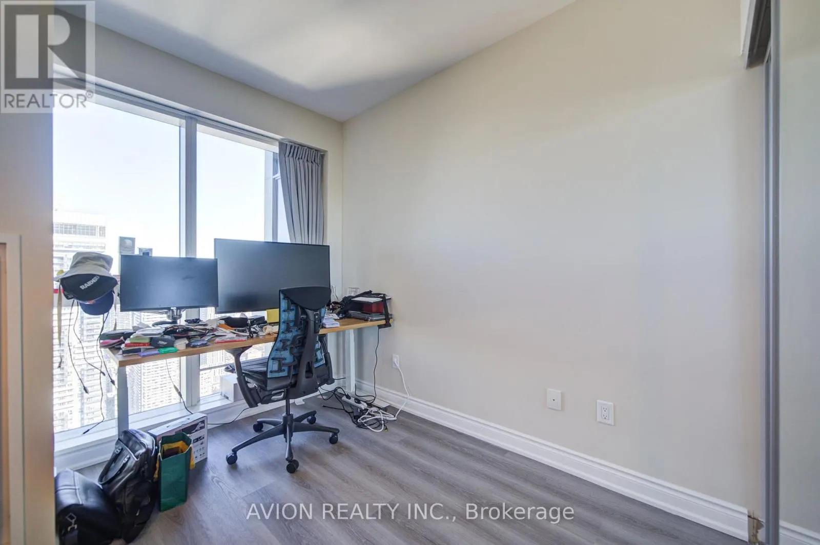 5716 - 386 YONGE STREET