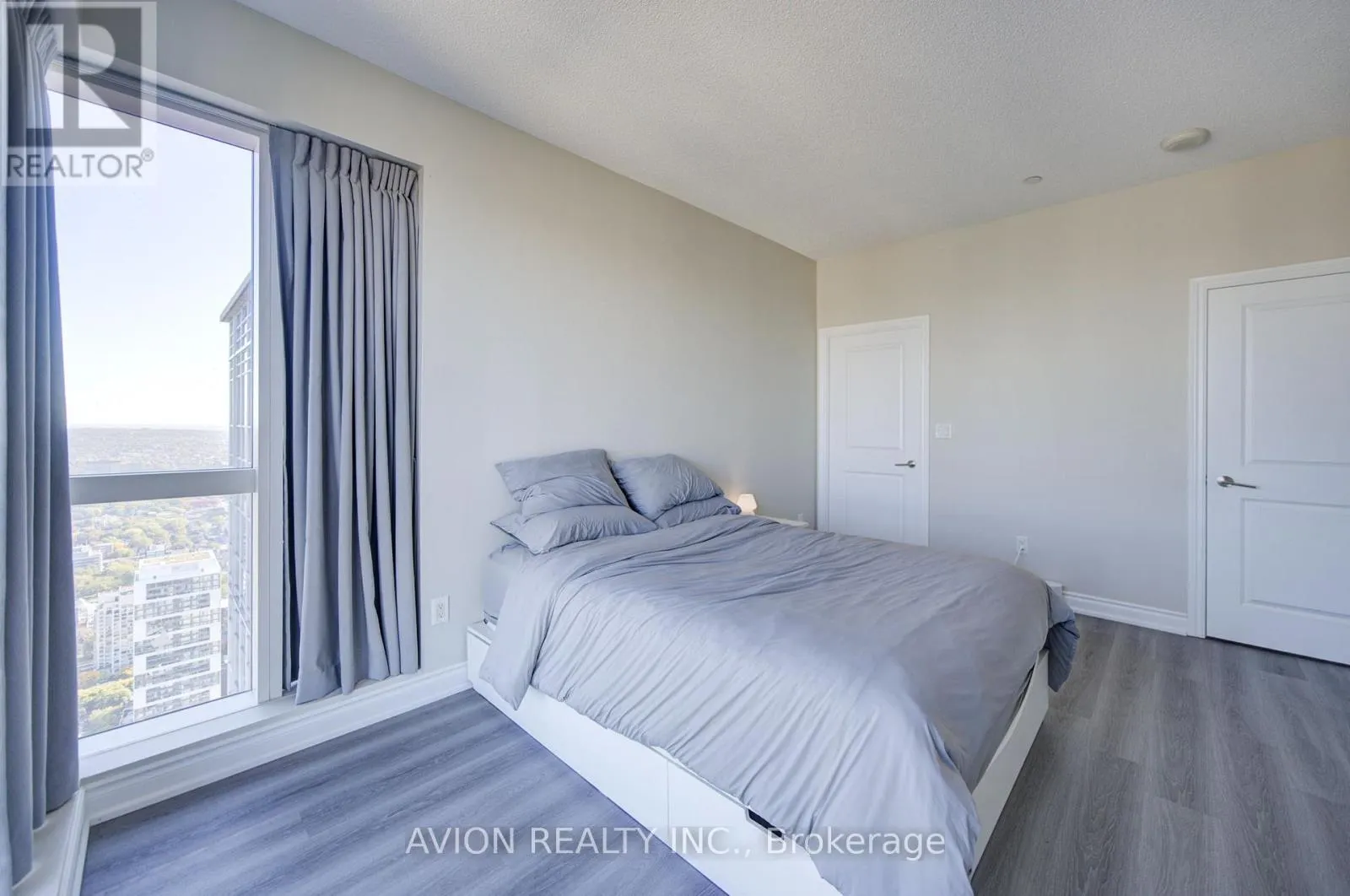 5716 - 386 YONGE STREET