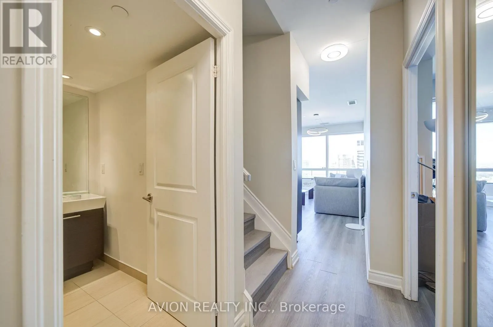 5716 - 386 YONGE STREET