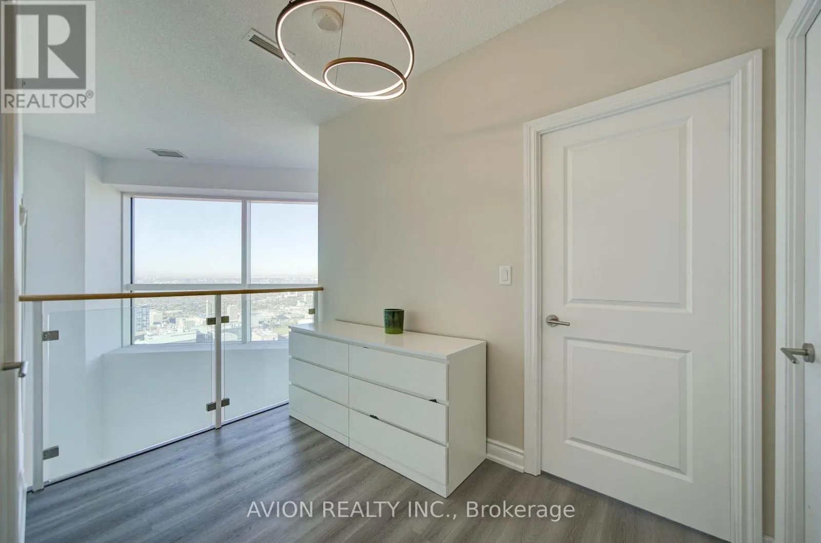 5716 - 386 YONGE STREET