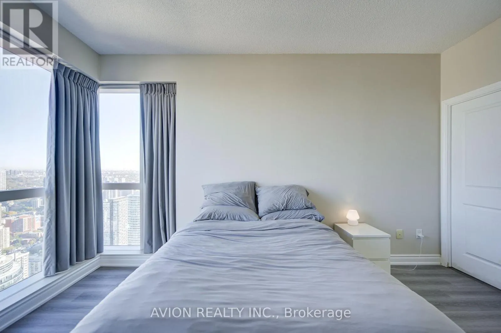 5716 - 386 YONGE STREET