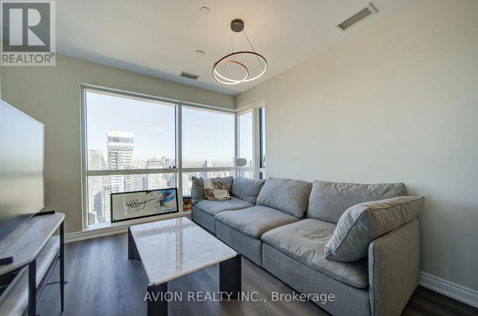 5716 - 386 YONGE STREET