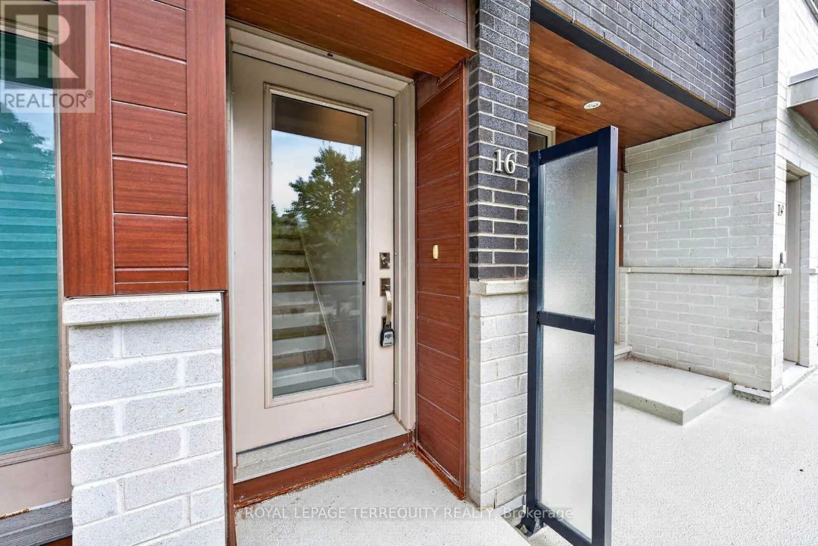 16 - 780 SHEPPARD AVENUE E