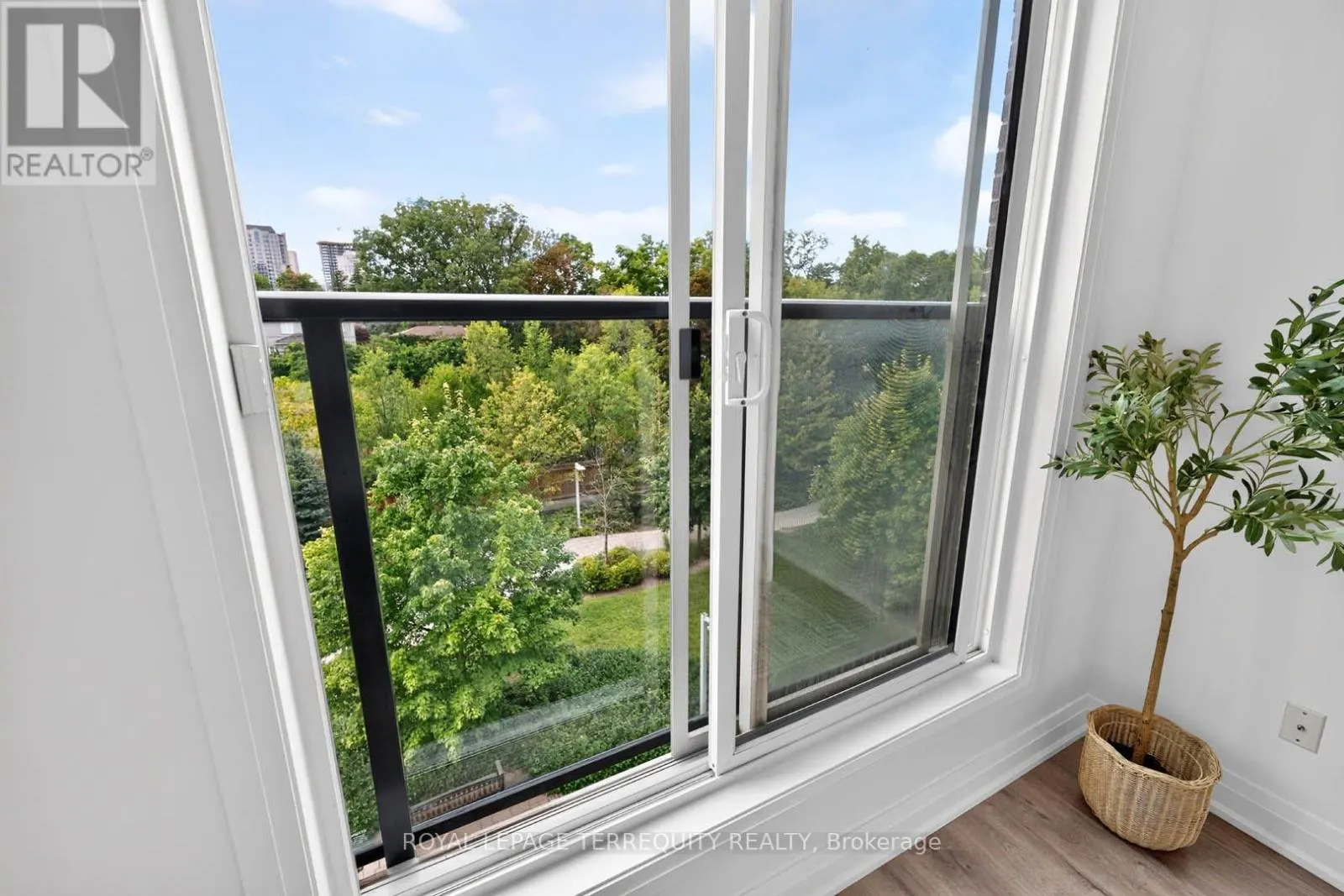 16 - 780 SHEPPARD AVENUE E