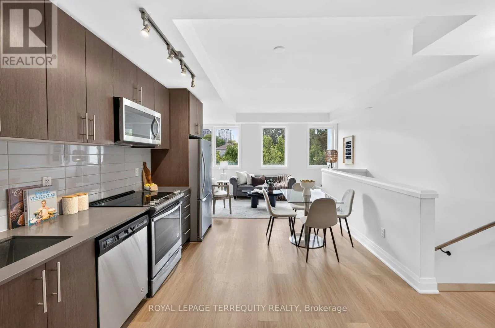 16 - 780 SHEPPARD AVENUE E
