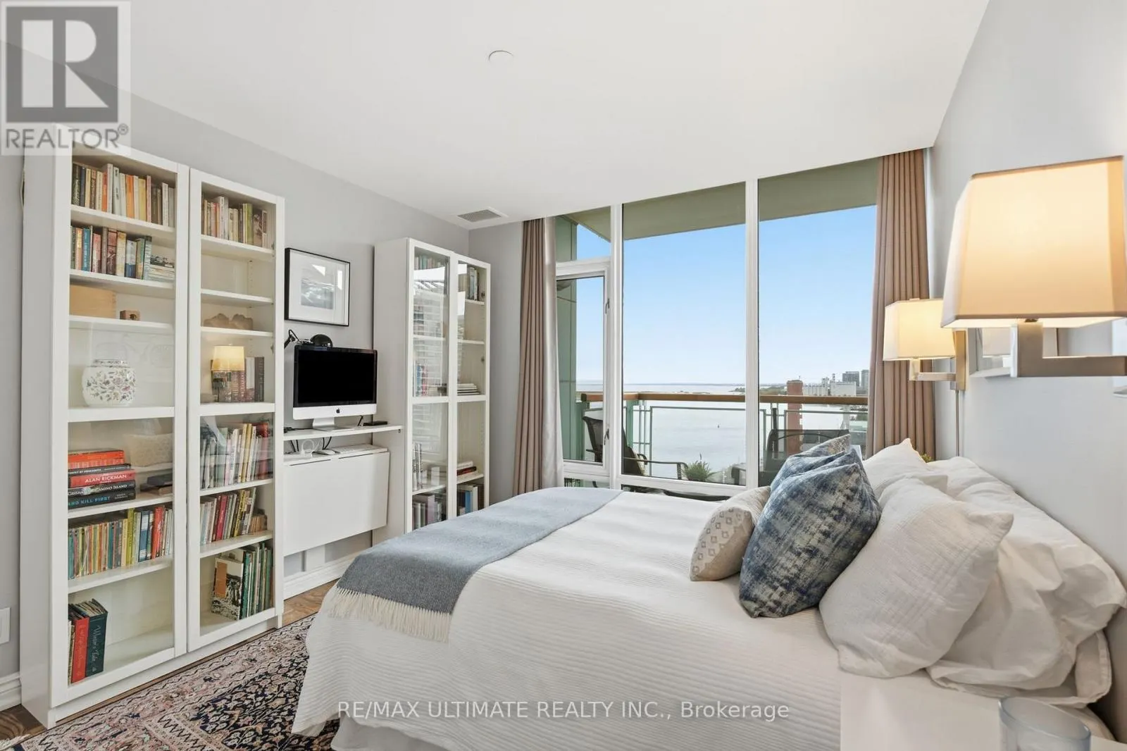 1105 - 211 QUEENS QUAY W