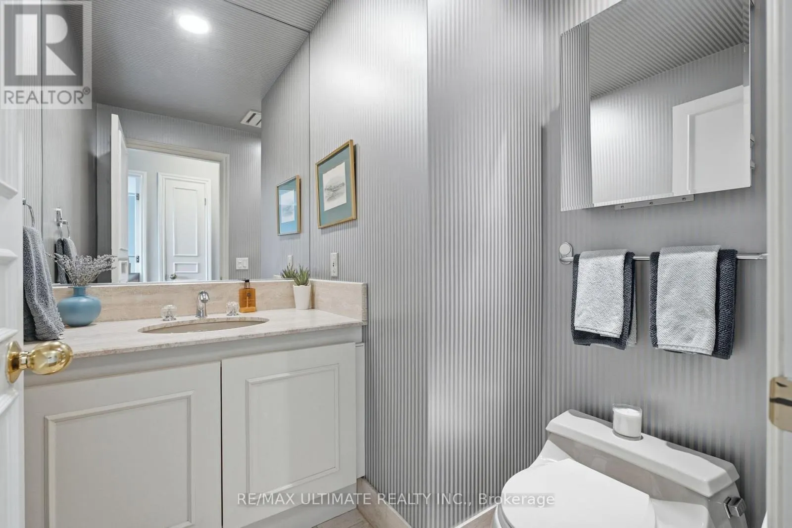 1105 - 211 QUEENS QUAY W
