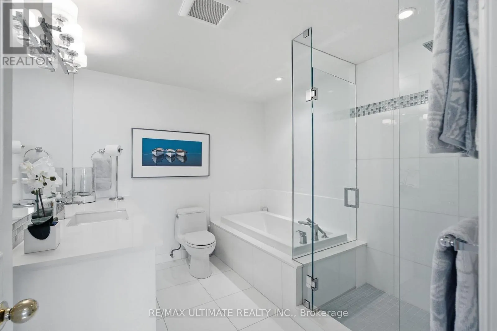 1105 - 211 QUEENS QUAY W
