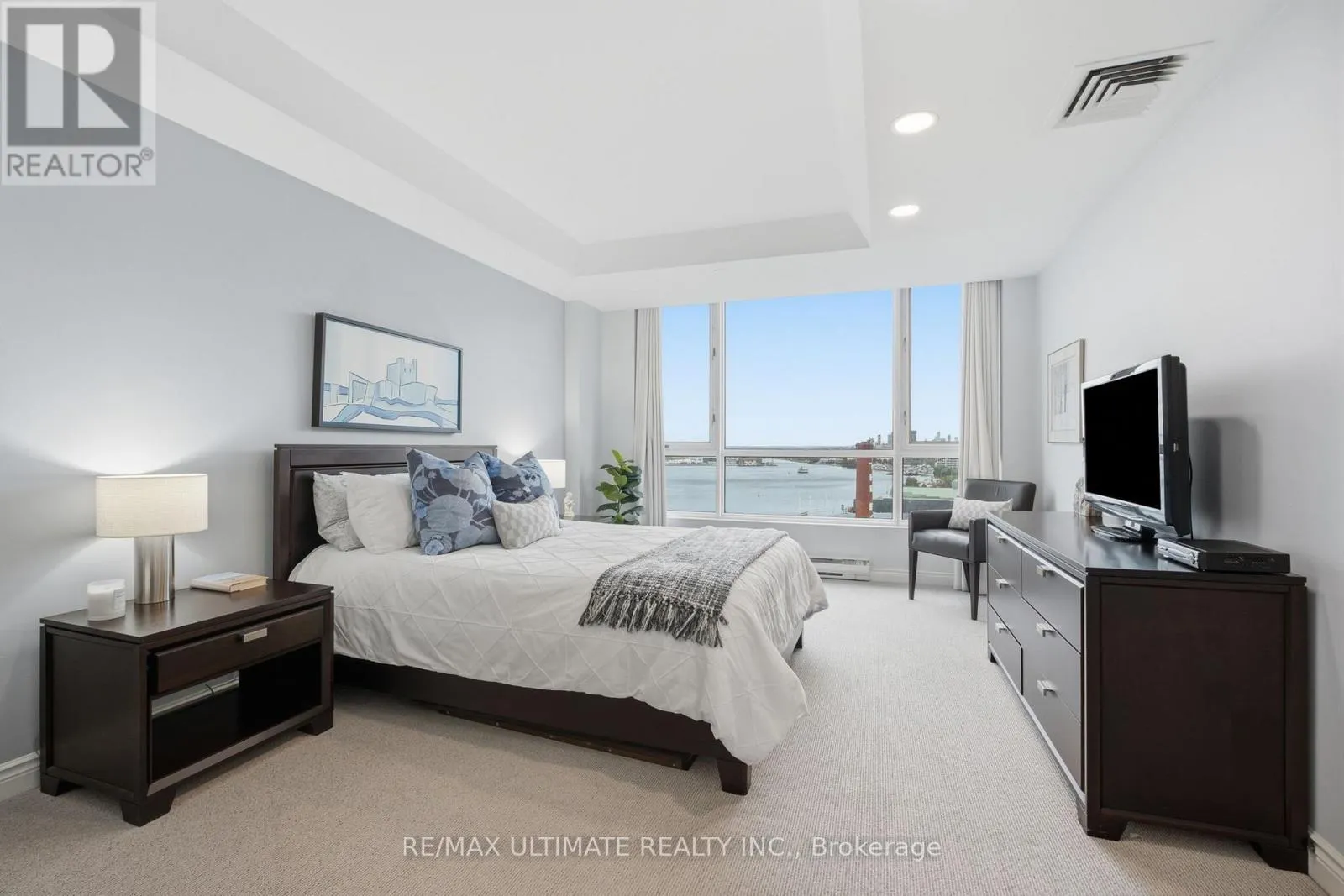 1105 - 211 QUEENS QUAY W