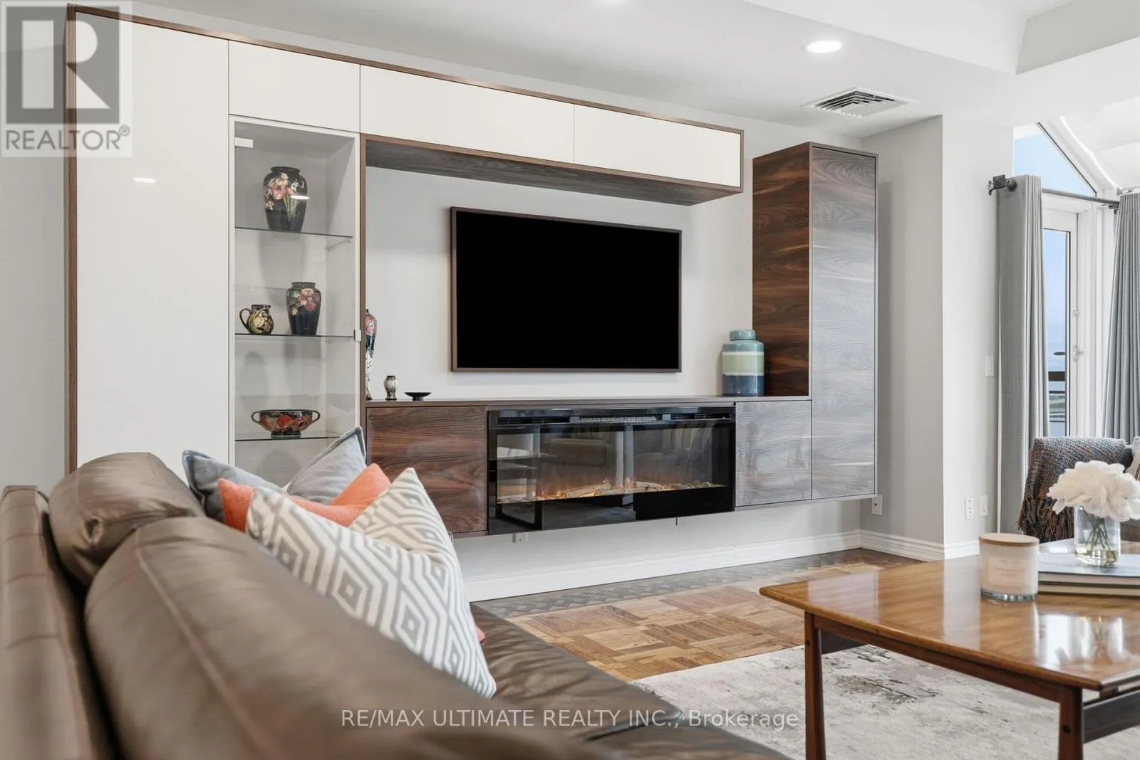 1105 - 211 QUEENS QUAY W