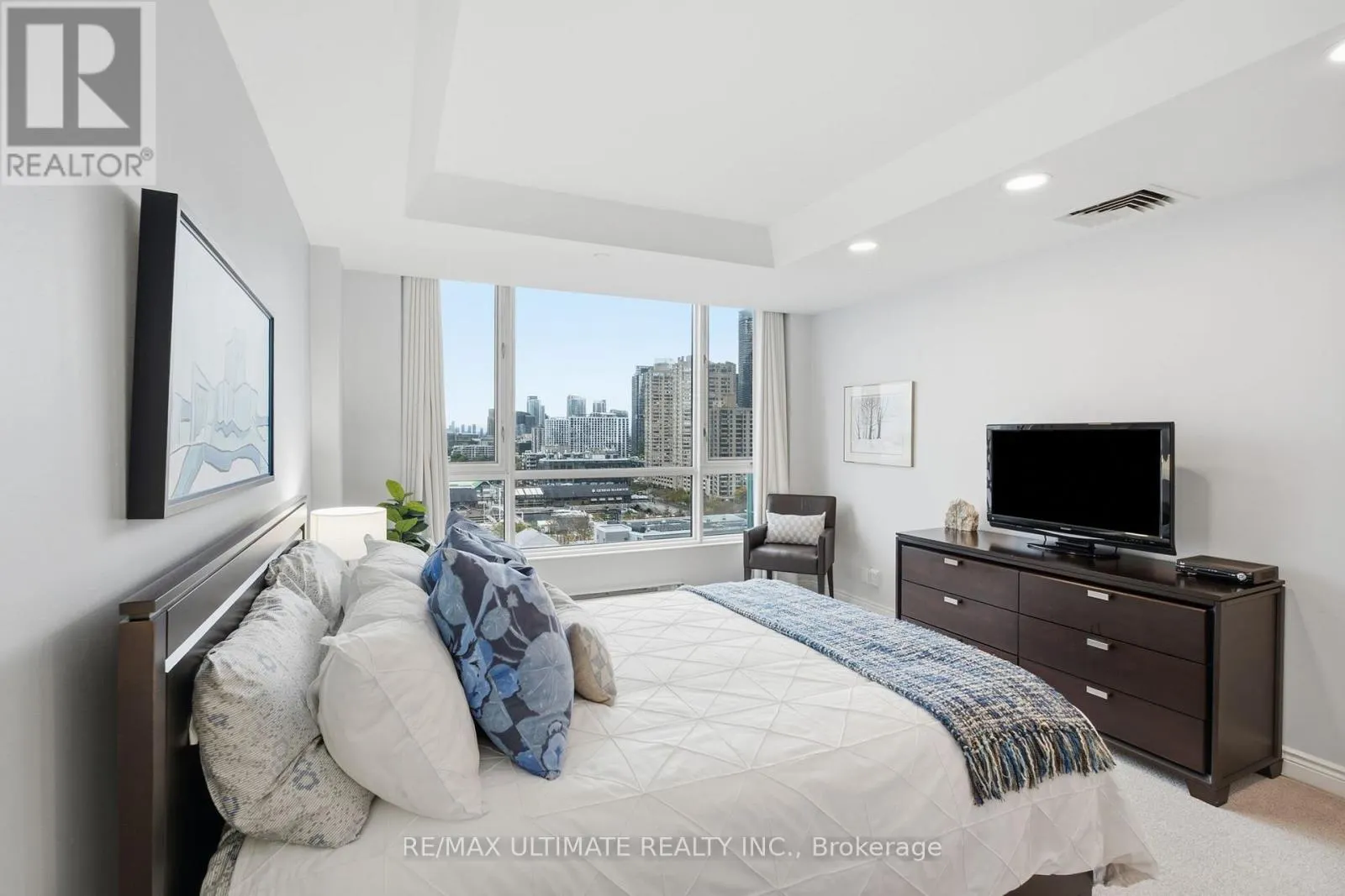 1105 - 211 QUEENS QUAY W