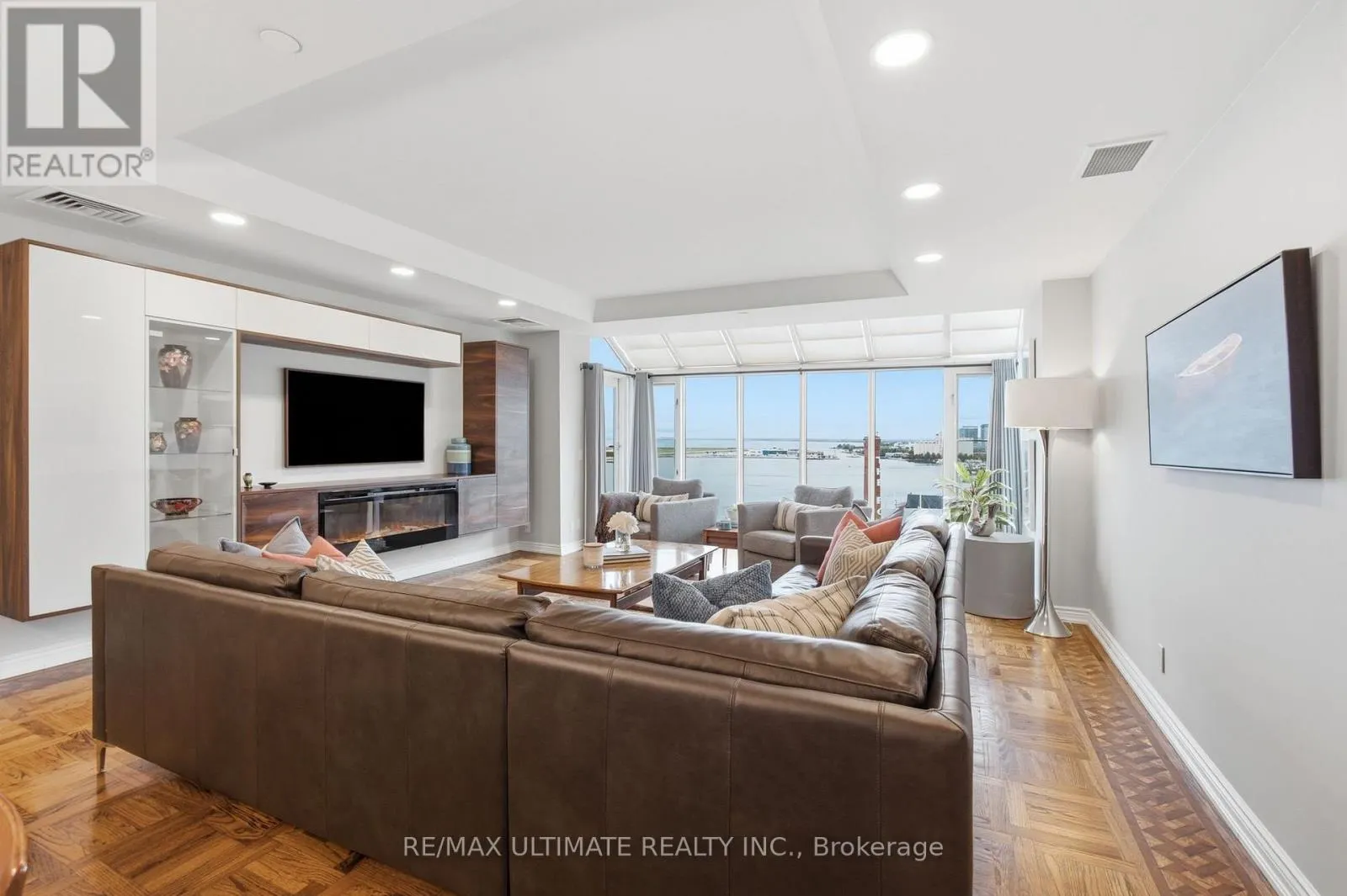 1105 - 211 QUEENS QUAY W