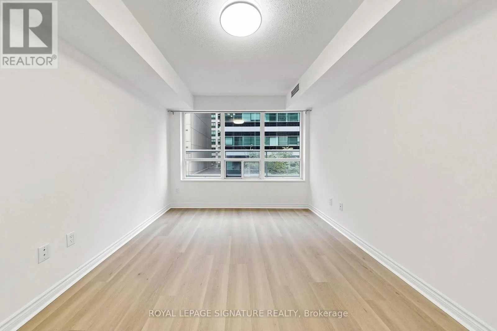 313 - 270 WELLINGTON STREET W