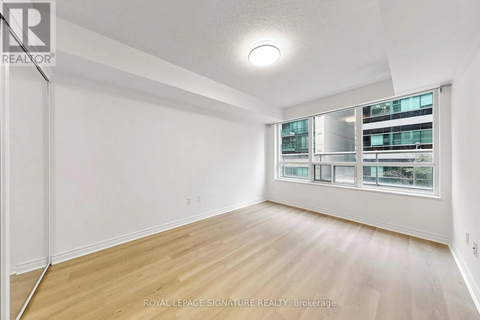 313 - 270 WELLINGTON STREET W