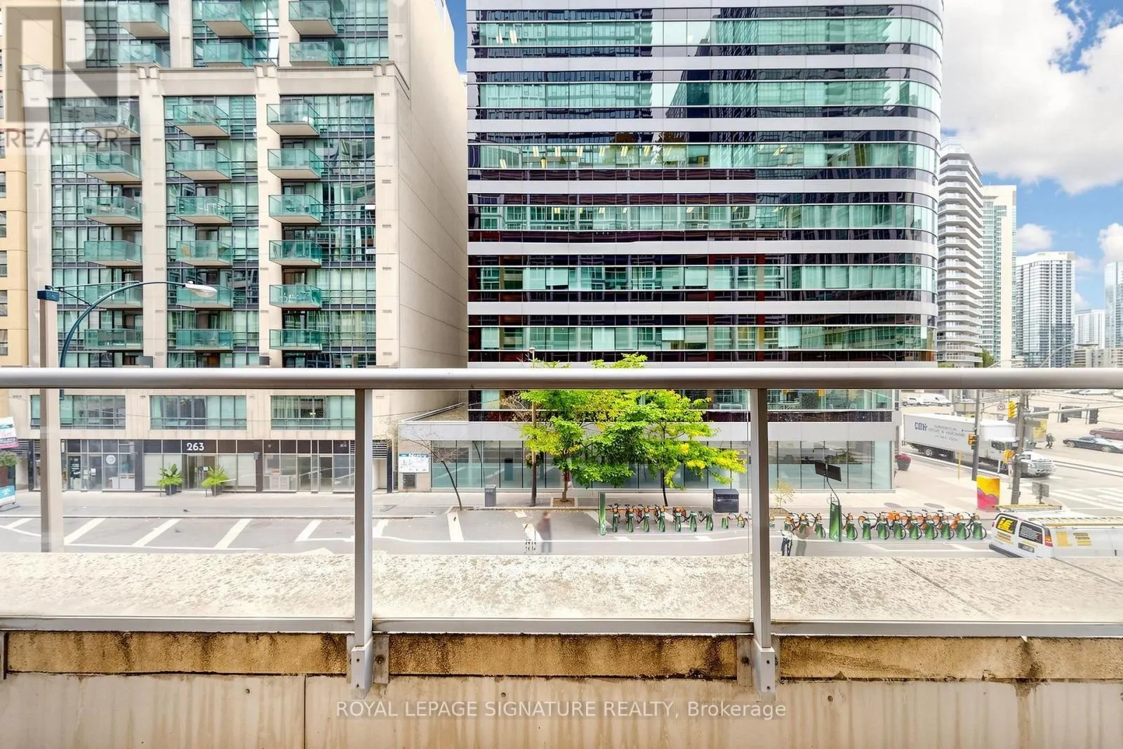 313 - 270 WELLINGTON STREET W