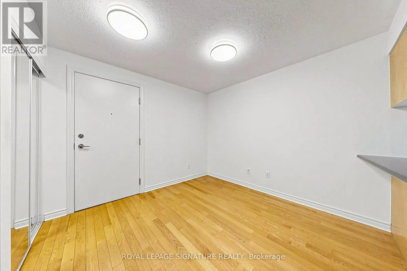 313 - 270 WELLINGTON STREET W