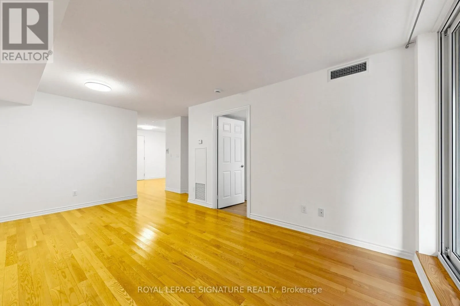 313 - 270 WELLINGTON STREET W