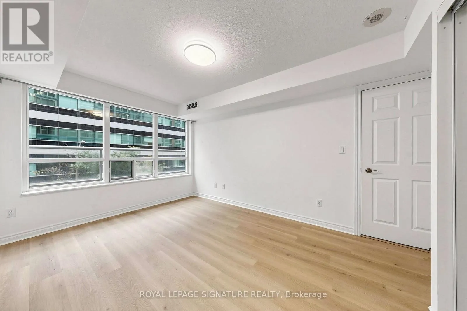 313 - 270 WELLINGTON STREET W