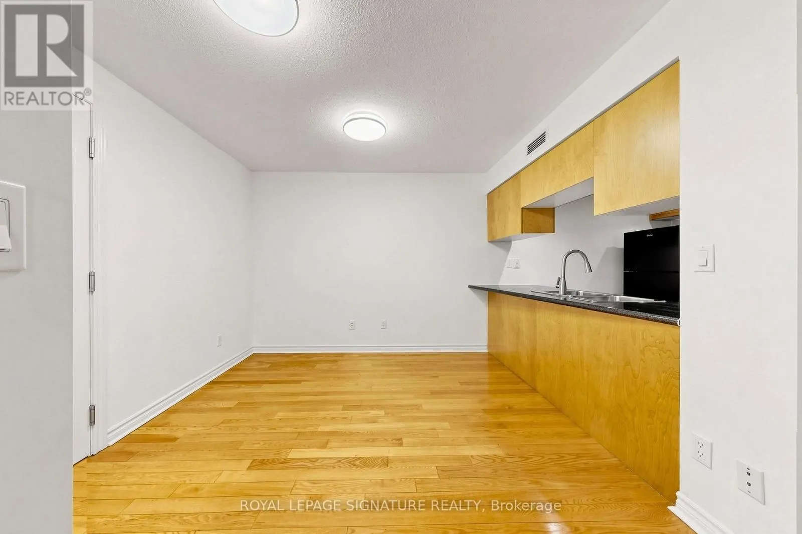 313 - 270 WELLINGTON STREET W