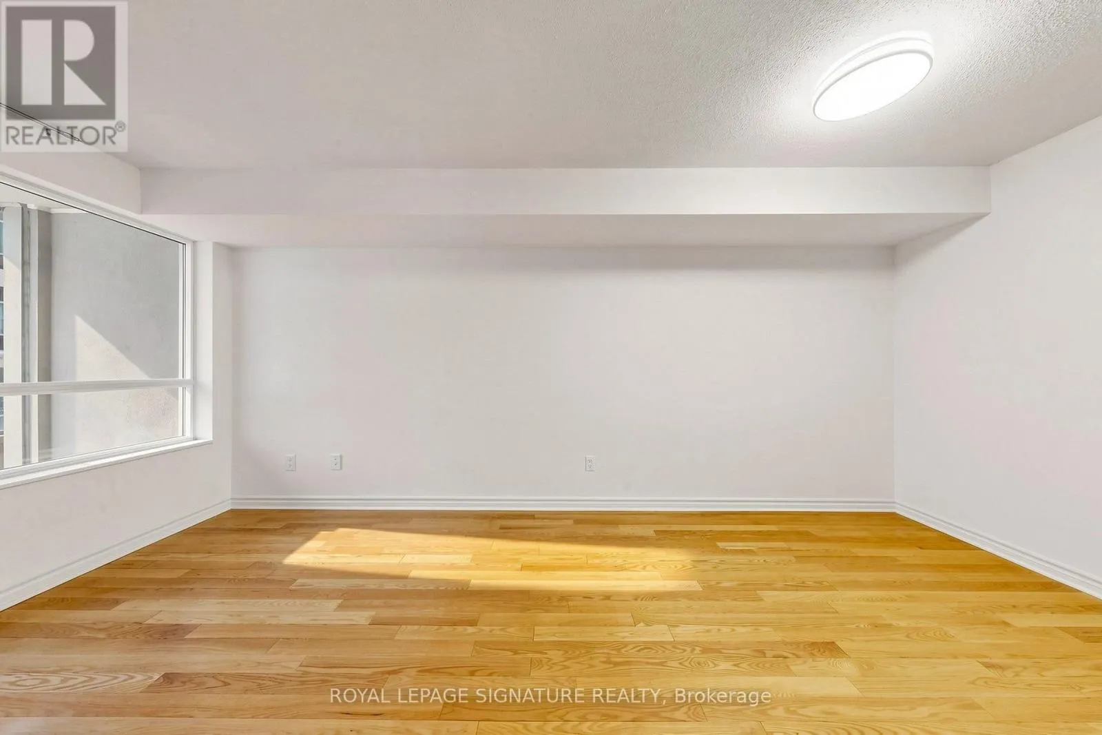 313 - 270 WELLINGTON STREET W